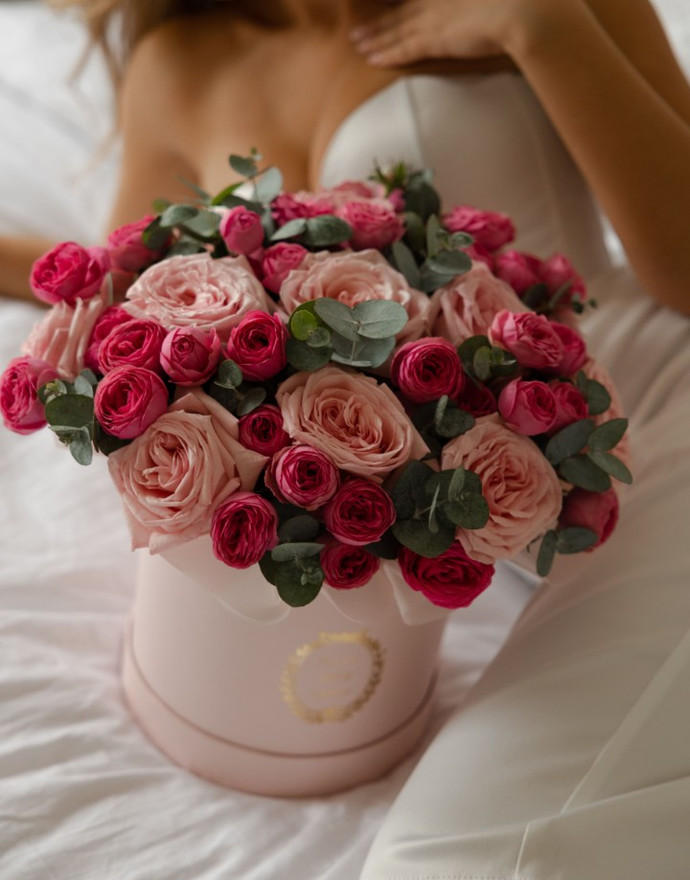 Коробка с цветами «ice cream pink» купить по цене 6 900 руб. с быстрой доставкой | Маркет-цветов