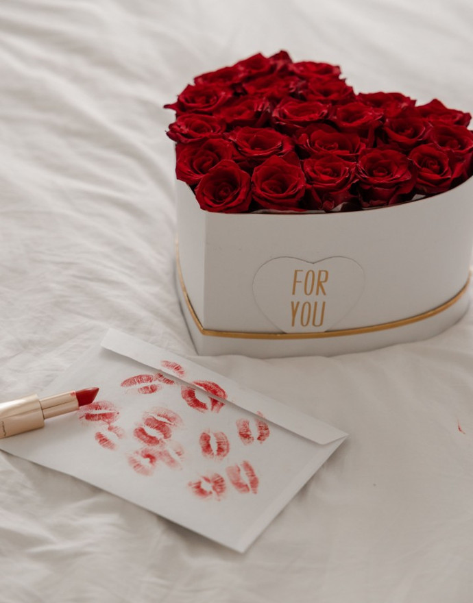 КОРОБКА СЕРДЦЕ  «LOVE» + ШАРЫ В ПОДАРОК! купить по цене 6 500 руб. с быстрой доставкой | Маркет-цветов