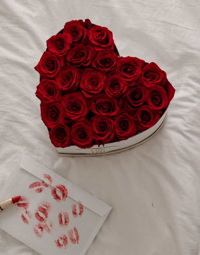 КОРОБКА СЕРДЦЕ  «LOVE» + ШАРЫ В ПОДАРОК! купить по цене 6 500 руб. с быстрой доставкой | Маркет-цветов